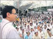  ??  ?? Congress leader Randeep Surjewala addressing farmers at the Jagadhari grain market in Yamunanaga­r on Sunday. HT PHOTO