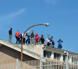  ??  ?? Sui tetti Nella foto sopra la protesta dei detenuti avvenuta nel carcere di Foggia