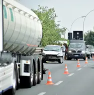  ??  ?? In strada Il camionista avrebbe dovuto eludere i controlli