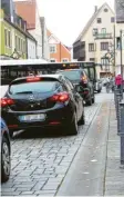  ??  ?? Autos, Busse, Radler und Fußgänger: das tägliche Chaos in der Friedberge­r Ludwigstra­ße.