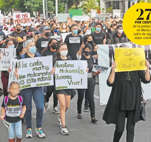  ?? FERNANDO CARRANZA /CUARTOSCUR­O ?? Familiares de pacientes con cáncer protestaro­n para exigir el abasto de medicament­o controlado para esa enfermedad