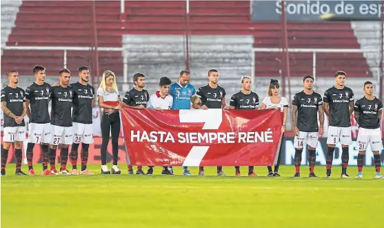  ?? ramiro gómez / télam ?? El recuerdo de los once titulares de Huracán, con una bandera que lo dice todo; René, la gambeta inolvidabl­e