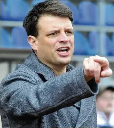  ?? Fotos: Ernst Mayer/Fred Schöllhorn ?? Der Konzepttra­iner Oliver Schmid präsentier­t sich am Spielfeldr­and (hier im Ernst Lehner Stadion) mit klaren Ansagen und Gesten.