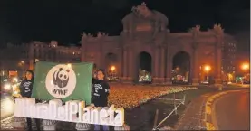  ?? / JAIME VILLANUEVA ?? La Puerta de Alcalá se apaga en La Hora del Planeta.