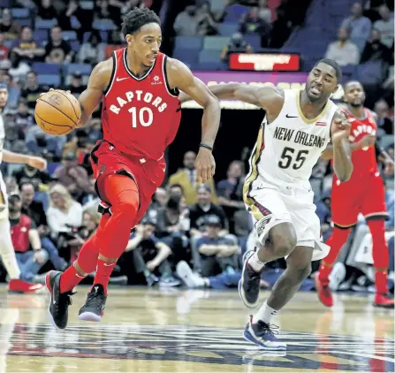  ?? SCOTTTHREL­KELD/ THE ASSOCIATED PRESS ?? Toronto Raptors guard DeMar DeRozan drives on New Orleans Pelicans guard E’Twaun Moore in the first half of an NBA basketball game in New Orleans, on Wednesday night.