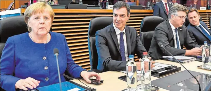  ??  ?? Pedro Sánchez entre la Alemana, Angela Merkel y el croata Andrej Plenkovic, ambos del PPE