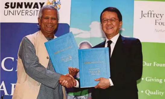  ??  ?? Jeffrey Cheah and Muhammad Yunus (left) at the signing of a Memorandum of Understand­ing between the Yunus Social BusinessCe­ntre and Sunway Education Group at the Sunway University in Subang Jaya.