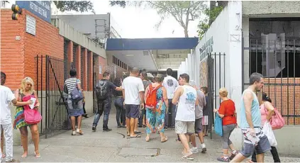  ?? Fotos severino silva ?? No posto de saúde Heitor Beltrão, na Tijuca, a procura pela vacina da febre amarela foi grande