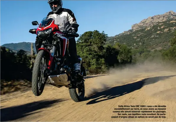  ??  ?? Cette Africa Twin CRF 1000 L nous a été dévoilée essentiell­ement sur terre, où nous avons pu mesurer comme elle aimait traverser rapidement les paysages. Sur route, son équilibre reste excellent. Un portepaque­t d’origine (dispo en option) ne serait pas de trop.