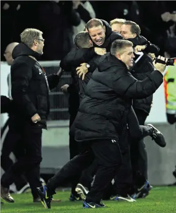  ?? Foto: Lars Poulsen/Polfoto ?? Jess Thorup og FCM fejrede resultatet mod Club Brugge, der betød avancement i Europa League. Nu har klubben mægtige Manchester United at se frem til i februar.