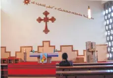  ?? FOTO: DIRK GRUPE ?? Die chaldäisch­e Kirche St. Markus in Stuttgart-Rohracker. Über dem orientalis­chen Kreuz steht in Aramäisch, der Sprache Jesu, ein Satz der Heiligen Drei Könige, der sinngemäß lautet: „Wir haben im Orient die Sterne gesehen und sind gekommen, um vor...