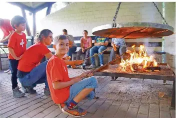  ?? FOTO: VEREINIGUN­G DER SCHWEIZER IM SAARLAND ?? Am 1. August, dem Schweizer Nationalfe­iertag, treffen sich die Exil-Schweizer zum gepflegten „Grillieren“von Schwenker und Cervelat.