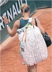  ?? CHRISTOPHE ENA THE ASSOCIATED PRESS ?? Japan’s Naomi Osaka leaves after losing against Amanda Anisimova of the U.S. in the French Open’s first round.