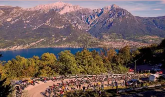  ?? BETTINI ?? Lombardia Lo scenario delle Grigne fa da sfondo al gruppo che sale verso il Ghisallo. Prima edizione 1905