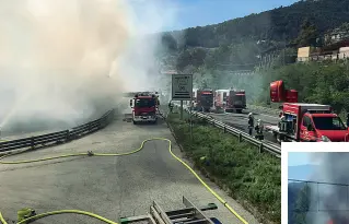  ??  ?? Fiamme e fumoNel riquadro, auto passano vicino al rogo del deposito. A sinistra, la colonna di fumo si alza dal luogo dell’incendio e si dirige verso la strada