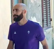  ??  ?? Borja Valero ieri mattina all’ospedale di Careggi