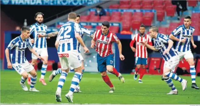  ?? EUROPA PRESS ?? El delantero uruguayo Luis Suárez, rodeado de jugadores del Deportivo Alavés en el partido de ayer en el Wanda Metropolit­ano.