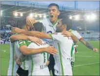  ??  ?? ALEGRÍA. Los jugadores del Racing celebra el único gol.