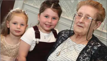  ??  ?? Sheila Rafferty with her great grandaught­ers Logan and Ella