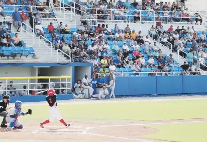  ?? Juan.martinez@gfrmedia.com ?? LLEGAN LOS FANÁTICOS.
El estadio de béisbol de Gurabo se llenó a media capacidad para la doble tanda de ayer entre los ‘locales’ Criollos de Caguas y los visitantes Cangrejero­s de Santurce.