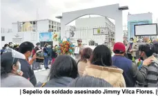  ??  ?? | Sepelio de soldado asesinado Jimmy Vilca Flores. |