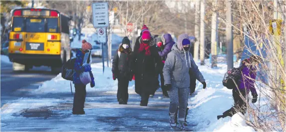  ?? JEAN LEVAC ?? Students of Alta Vista Public School go back to class after a long COVID-19 break: There is a debate over whether virus screening should be tightened again.