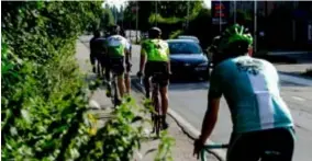  ?? FOTO WIM HENDRIX ?? Het fietspad van de SintBernar­dsesteenwe­g is te smal en in slechte staat.