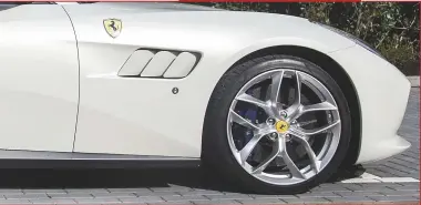  ??  ?? Om alle power in te tomen, past Ferrari carbonkera­mische remmen toe.