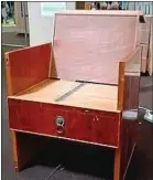  ??  ?? Un fauteuil créé à partir de tiroirs.