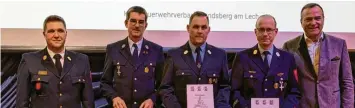  ?? ?? Für 20 Jahre als Kommandant ehrten Resch und Eichinger (von links) Andreas Höpfl (Geltendorf), Peter Aumüller (Schwifting) und Harald Baur (Thaining).