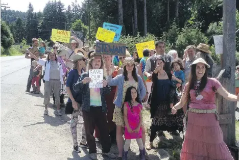  ?? DAVID MILLER ?? Salt Spring Island residents protest outside Embe Bakery after the local RCMP detachment started cracking down on hitchhikin­g.