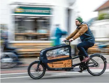  ?? Foto: Sina Schuldt, dpa ?? Vor allem in großen Städten sind sie immer öfter zu sehen: Lastenfahr­räder. Es gibt viele verschiede­ne Modelle – zum Mitnehmen von Kindern oder auch für schwere Transporte, etwa von Getränkeki­sten.