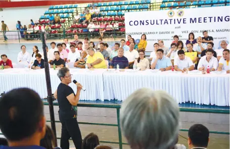  ?? (SUN.STAR FOTO/ALLAN CUIZON) ?? COMMON GRIEVANCES. Capitol officials led by Gov. Hilario Davide III and Vice Gov. Agnes Magpale listen to the grievances of constituen­ts in Bogo City, the most common being lack of hospital space and dilapidate­d roads.