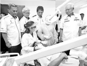  ??  ?? Najib speaking to a dentist at the Negeri Sembilan UTC yesterday. - Bernama photo