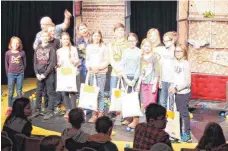  ?? FOTOS: NIKLAS KAHL / KULTURAMT ?? Die Schüler nahmen die Theatertäs­chle entgegen. Gespielt wurde das Stück „Rico, Oskar und die Tieferscha­tten“.