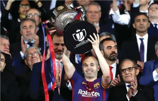  ?? JUAN MEDINA/REUTERS ?? KANS DOBEL: Andres Iniesta memamerkan trofi Copa del Rey yang diraih Barcelona pada final di Wanda Metropolit­ano, Madrid, kemarin.