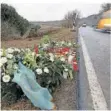  ?? FOTO: SEBASTIAN GOLLNOW/DPA ?? Diese Blumen und Kerzen stehen am Rand der Landstraße nahe Kusel, wo Ende Januar zwei Polizeibea­mte bei einer Verkehrsko­ntrolle erschossen wurden.