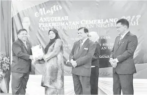  ??  ?? MAIMUNAH (dua, kiri) menyampaik­an sijil penghargaa­n kepada salah seorang penerima pada Majlis APC JPN berkenaan.