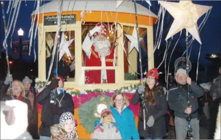  ?? PATRICIA R. DOXSEY — DAILY FREEMAN ?? Sinterklaa­s, portrayed by former Kingston resident Hendrik Dijk, waves from the trolley that started him on his journey to “the Netherland­s” during Saturday’s celebratio­n on the Rondout in Kingston, N.Y.