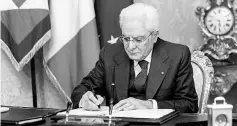  ??  ?? Mattarella signs the document for the dissolutio­n of the Houses of Parliament. — AFP photo