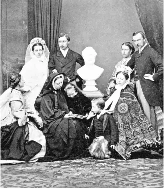  ??  ?? A la dcha., los príncipes de Gales, el futuro Eduardo VII y Alejandra de Dinamarca, con su primogénit­o recién nacido, el príncipe Alberto Víctor, en 1864.