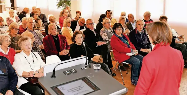  ?? FOTO: MICHAEL REUTER ?? Auf reges Interesse war im vergangene­n Jahr der 4. Forumstag „Vorsorge zu Lebzeiten“der Rheinische­n Post gestoßen. Rund 200 Menschen ließen sich im Konferenzz­entrum der RP umfassend informiere­n. Hier lauschen die Teilnehmer Monika Hofmeister (r.) vom...