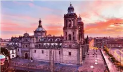  ??  ?? Conoce la “Campana Castigada” de la Catedral Metropolit­ana.