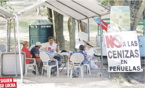  ??  ?? SIGUEN
SU LUCHA
El grupo arremetió contra la Junta de Calidad Ambiental (JCA) por no hacer cumplir la Ley 40, que prohíbe el depósito de cenizas en Puerto Rico.