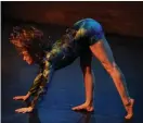  ?? FOTO: TANI SIMBERG ?? DANSENS GLÖD. Maija Mustonen uppträder i olika suggestiva skepnader i dansverket Anna på Zodiak.