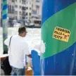  ??  ?? ”Turism dödar staden”, står det på ett klistermär­ke strax nedanför den populära Rialtobron.