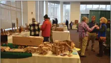 ?? LAUREN HALLIGAN - MEDIANEWS GROUP ?? Attendees browse through the 2022Northe­astern Woodworker­s Associatio­n’s Annual Fine Woodworkin­g Show.