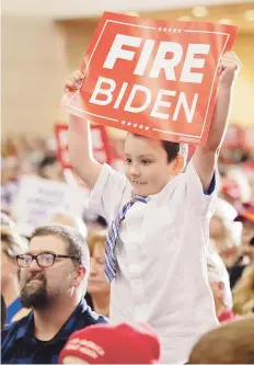  ?? AP ?? APOYO. Un niño sostiene una pancarta que lee: “Despidan a Biden”, en claro apoyo al mensaje político del candidato republican­o a la presidenci­a, Donald Trump.