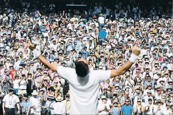  ?? NEIL HALL / EFE ?? Novak Djokovic, ayer,celebra el cuarto título de Wimbledon de su carrera, su primer Grand Slam en los últimos dos años