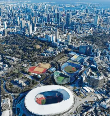  ?? Foto: Kyodo, dpa ?? Das neue Nationalst­adion in Tokio kostete rund 1,2 Milliarden Euro. Die Olympische­n Spiele sind ein teurer Spaß – da kann dann auch mal das nötige Kleingeld für notwendige neue Stadtzentr­en fehlen.